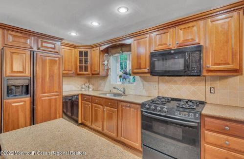 52 Laurel Dr, Little Silver NJ 07739-1416 exterior