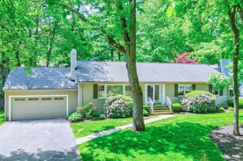 10 Apache Trl, Arlington, MA 02474-1802