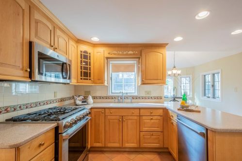 544 Quinobequin Rd, Newton MA 02468-2129 exterior