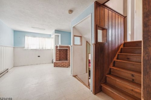 24 Dixon Pl, East Hanover NJ 07936-3049 exterior