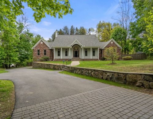 8 Clemmons St, Southborough MA  01772-1314 exterior