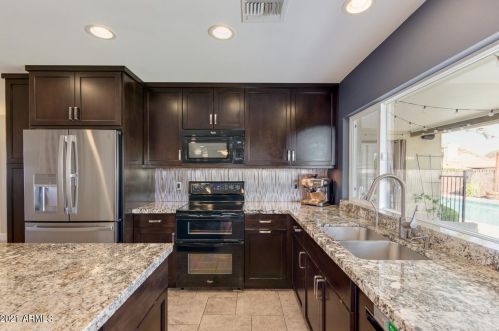 725 Country Gables Dr, Phoenix AZ 85053-4528 exterior