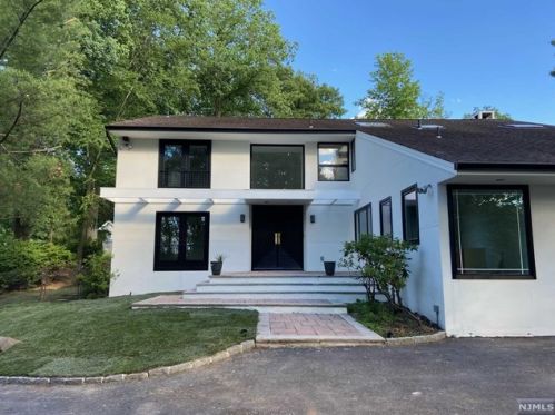 1 Hemlock Dr, Cresskill NJ  07626-1734 exterior