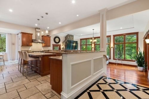 112 Edgewater Dr, Needham MA 02492-2776 exterior