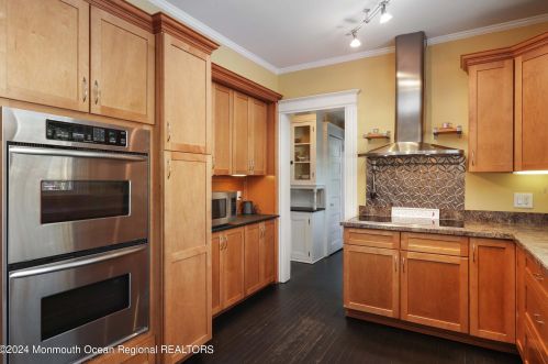 215 Silverside Ave, Little Silver NJ 07739-1713 exterior