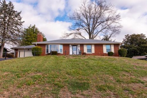 717 Fairhill Dr, Louisville, KY 40207-1303