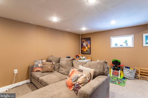 1037 Salem Ave, West Deptford NJ 08096-6062 exterior