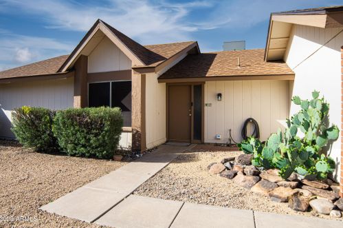 2322 Country Gables Dr, Phoenix AZ 85053-4532 exterior