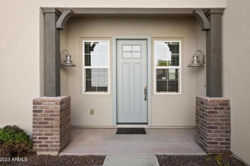 3842 Crittenden Ln, Phoenix, AZ 85019-4015