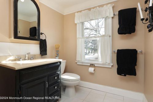 215 Silverside Ave, Little Silver NJ 07739-1713 exterior