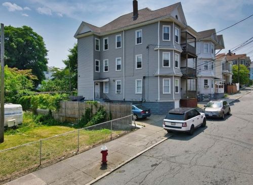74 Clark St, New Bedford, MA 02740-7002