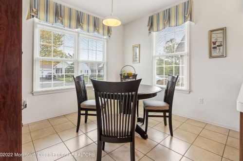 9 Fernwood Dr, Tinton Falls NJ 07712-8713 exterior