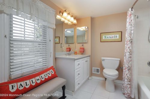 215 Silverside Ave, Little Silver NJ 07739-1713 exterior