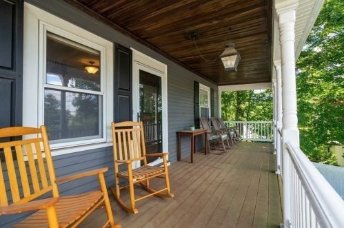 2054 Beacon St, Newton MA 02468-1445 exterior