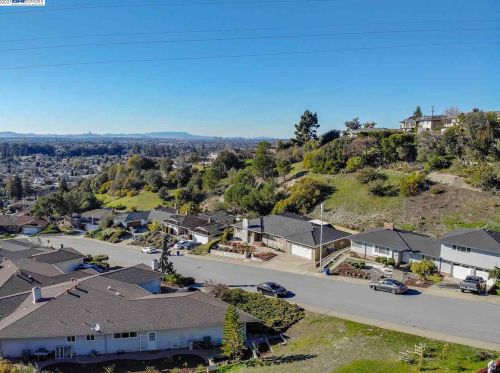 1476 Regent Dr, San Leandro CA 94577-5323 exterior