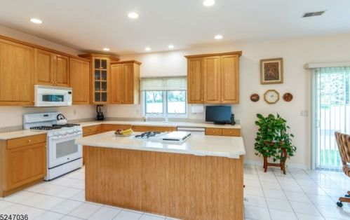 50 Deanna Dr, East Hanover NJ 07936-3208 exterior