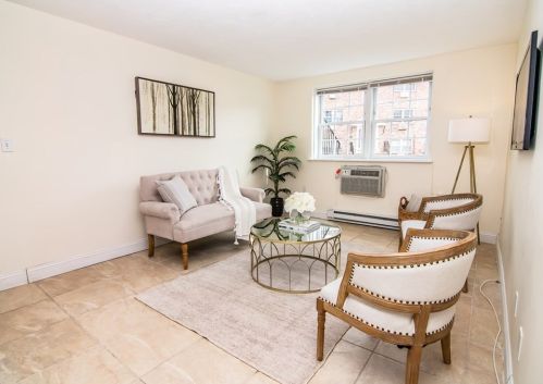 4 Colonial Village Dr, Arlington, MA 02474-3926