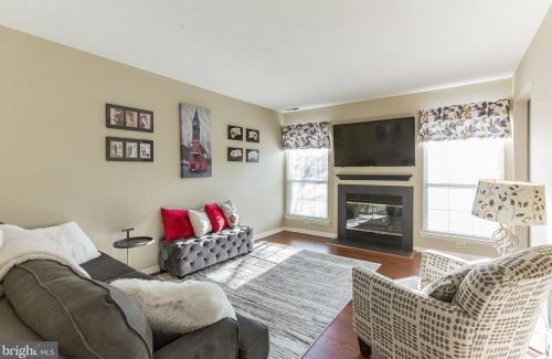 43 Tarragon Ct, West Deptford NJ  08086-2410 exterior