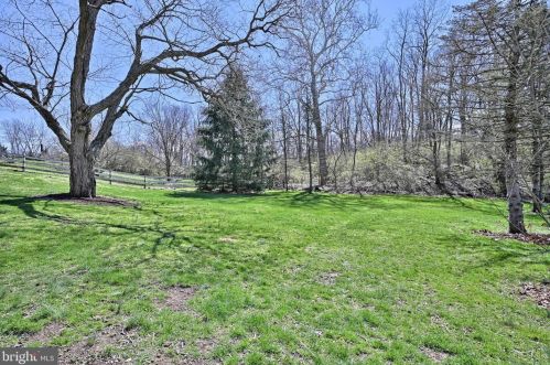 385 Springview Rd, Carlisle PA 17015-7411 exterior