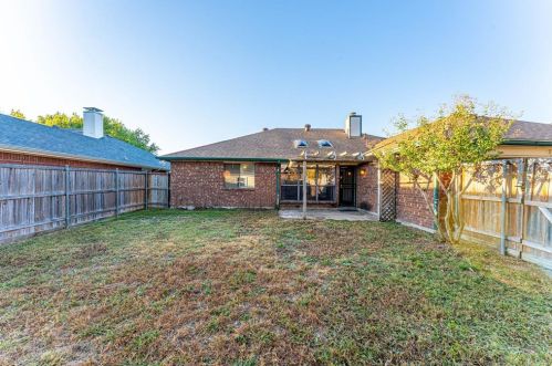 4829 Crestpoint Ln, Garland TX exterior