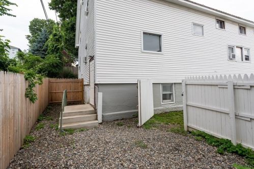 35 Grammont Rd, Worcester MA 01607-1175 exterior