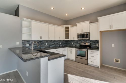 519 Anderson Ave, Phoenix AZ 85023-2211 exterior