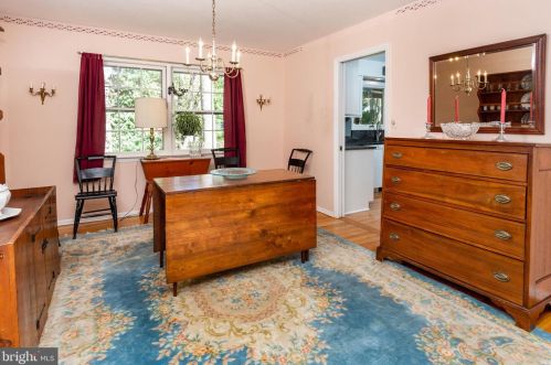 33 Pineknoll Dr, Trenton NJ 08648-3143 exterior