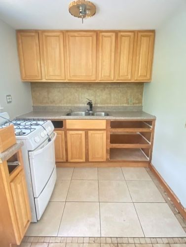 24 Rhodes Cir, Hingham MA 02043-1530 exterior