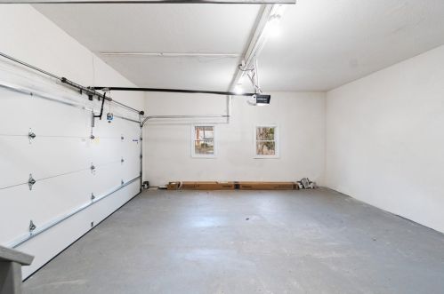 1086 Burt St, Taunton MA 02780-5166 exterior