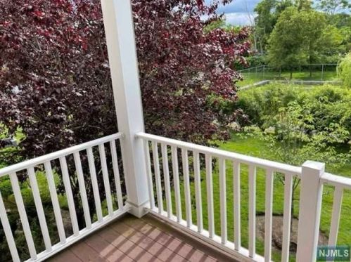 5 Tenakill Park, Cresskill NJ  07626-2062 exterior