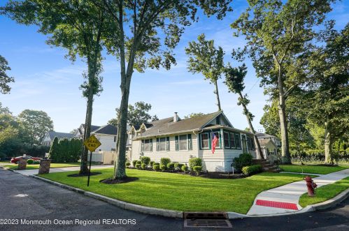 900 Roseld Ave, Tinton Falls NJ  07712-4154 exterior