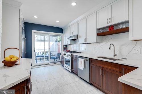 335 6 St, Philadelphia PA 19140-4560 exterior