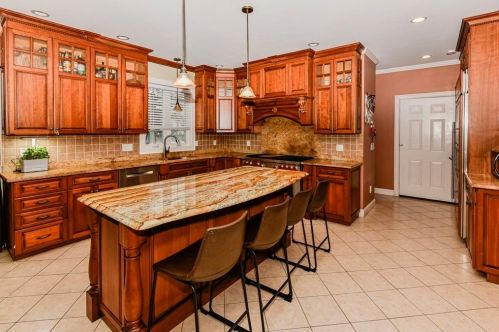 51 Hastings Rd, Dedham MA 02026-5407 exterior