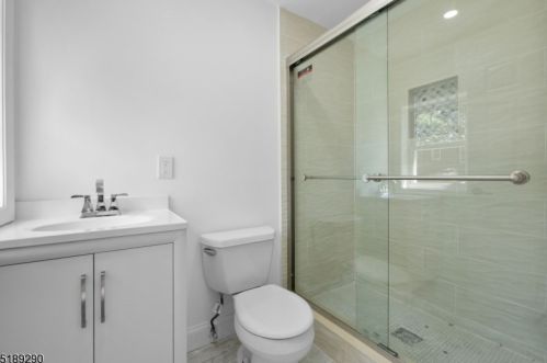 11 Voorhis Pl, Skyline Lakes NJ  07456-2219 exterior