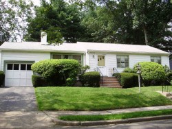 95 Selwyn Rd, Newton, MA 02461-2141