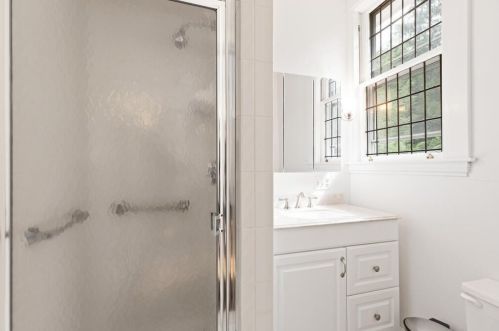 215 Ave, Weston MA 02493-1908 exterior