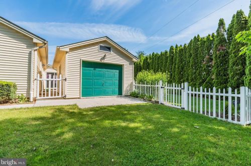 2 Wesley Dr, Carlisle PA 17015-4377 exterior