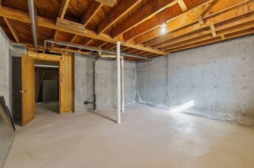 32 Brookshire Rd, Worcester MA 01609-1252 exterior