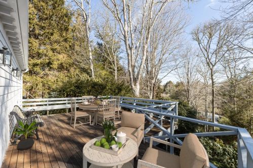 27 Huettner Rd, Falmouth MA 02543-1508 exterior