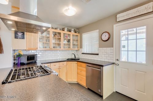 2145 Clarendon Ave, Phoenix AZ 85031-3142 exterior