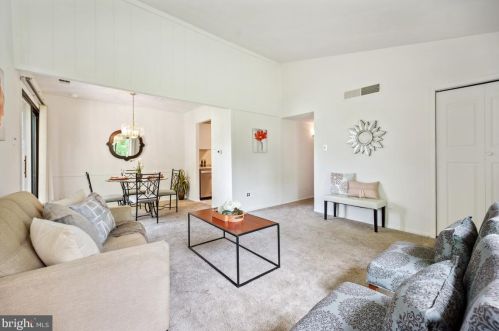 9 Maplewood Ct, West Deptford NJ 08066-2406 exterior