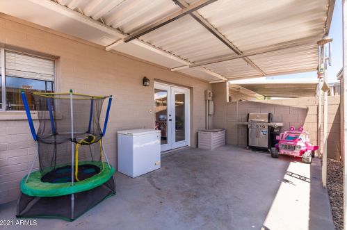 2858 Clarendon Ave, Phoenix AZ 85033-4117 exterior