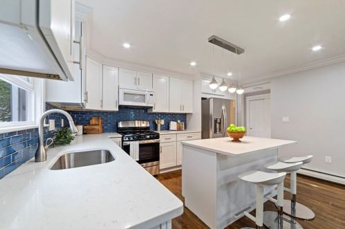 21 Beacon Pl, Chelsea MA  02150-1705 exterior