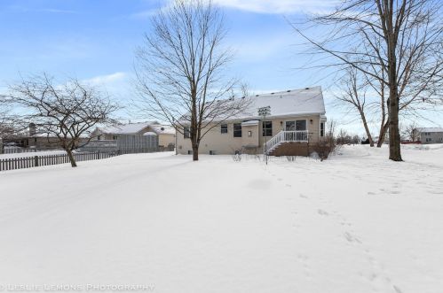 205 Maplewood Dr, Sycamore IL 60178-1154 exterior