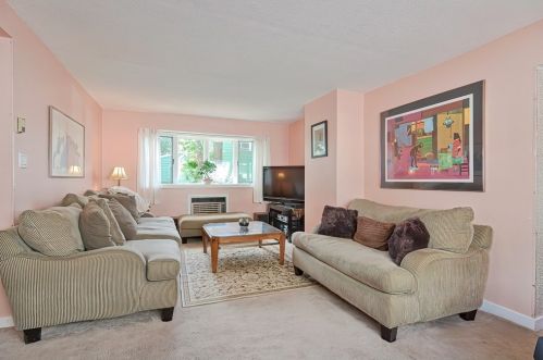 208 Cherry St, Newton MA 02465-1246 exterior