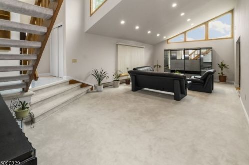 32 Fox Run Dr, East Hanover, NJ 07936-3911