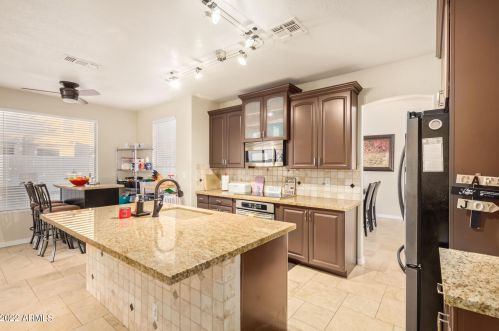 1004 Amberwood Dr, Phoenix AZ  85048-1937 exterior