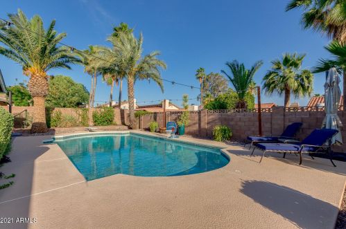 725 Country Gables Dr, Phoenix AZ 85053-4528 exterior