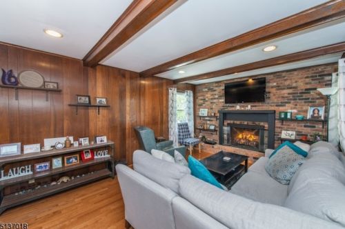 23 Brentwood Dr, East Hanover NJ 07936-2403 exterior