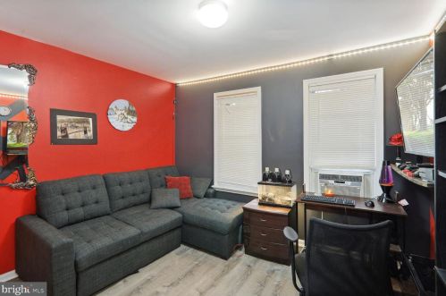 123 Maple Ave, West Deptford NJ  08093-1136 exterior